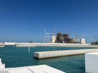 Abu Dhabi, Blick aus dem Louvre -Museum zum neuen Guggenheim Museum