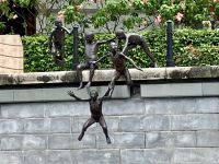 Skulptur. Spielende Kinder