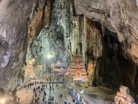 Gesamtansicht der Batu Hoehlen