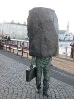 Reykjavik: Skulptur eines Bürokraten (Metapher für die Last des Alltags)