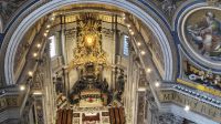 Blick von der Kuppel auf den Stuhl des Apostel Petrus im Petersdom