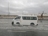 Regen und überflutete Straßen bei Abreise in Dubai