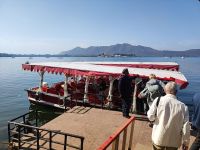 Bootsfahrt auf dem Pichola-See in Udaipur, Rajesthan - Indien