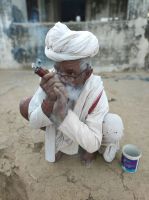 Opium Rauchen im Bishnoi Dorf bei Jojowar, Rajesthan - Indien
