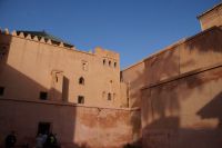 Das Schattenspiel in der Morgensonne verdeckt die Risse des letzten Erdbebens