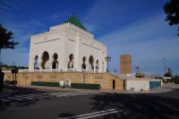Grabmal Mohammeds V., im Hintergrund der Hassan-Turm, das Minarett einer unvollendeten Moschee aus dem 12. Jhdt. (dessen Architekt vermutlich Hassan hieß).