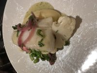 Hauptgang - eingesalzener, gebackener Kabeljau mit Dillöl, Muscheln, Erbsen und Blumenkohl-Kartoffel-Creme