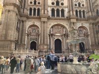 Spanien, Málaga, Eberhardt Travel Gruppe vor der Kathedrale