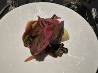 Geschmorte Rinderbäckchen aus Trondelag mit Zuckerseetang, Pilzconfit, Kartoffelcreme und Rotweinreduktion