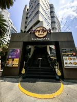 Wir haben einige Fans des Hard Rock Cafes dabei und halten, um einige Shirts zu kaufen