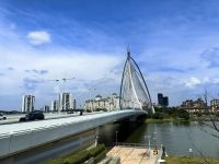 Die Stadt Putrajaya ist sozusagen vom Wasser umgeben 