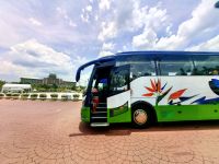 Unser hipper Bus mit Strelizien vor der Kulisse von Putrajaya