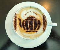 In der Zinnfabrik von Kuala Lumpur bekommen wir leckeren Cappuchino