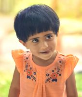 Eine kleine indische Besucherin beäugt uns neugierig