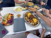 Mittagessen auf dem Katamaran zu bereitet.