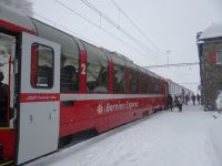 Der Bernina Express, rot, stolz, schick, mit großen Panoramafenstern, so dass einem nichts entgeht. 