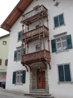 Tiefencastel, in jedem Schweizer Ort stehen schöne Häuser. 