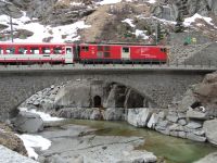 Die Teufelsbrücke, kaum sind wir dort, fährt wie bestellt ein Zug über die Trasse.