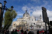 Blick auf die Almudena Kathedrale von der anderen Seite