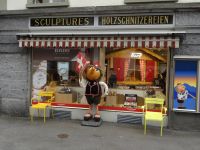Luzern, ein schön sortierter Souvenirladen liegt an unserem Weg durch die Stadt.