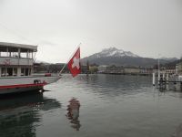 Drei Ikonen der Schweiz: der Vierwaldstätter See, der Pilatus und die Schweizer Fahne.