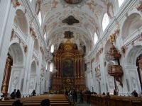 Luzern, die Jesuitenkirche ist zurückhaltend in ihrem barocken Schmuck. 