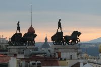 Bronzefiguren auf der Dachterrasse