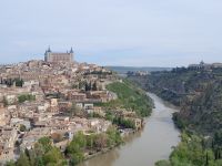 Blick auf den Alcázar von Toledo aus dem 16.Jahrhundert und dem Tajo