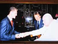 Michael Schumacher und Luca di Montezemola bei Johannes Paul II. (Foto im Kutschenmuseum)