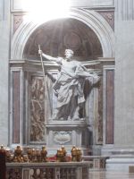 4 gigantische Säulen tragen die Kuppel des Petersdomes; in der Nische der Heilige Longinus