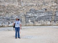 Archäologische Zone in Philippi (Theater) - örtliche Reiseleiterin Anastasia