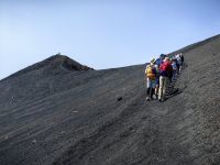 Wir laufen auf den Lavafeldern am Ätna
