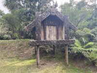 Holzhaus zur Essensaufbewahrung der Maori