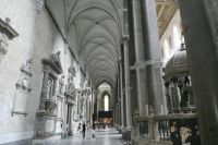 Kreuztonnengewölbe im Dom von Neapel