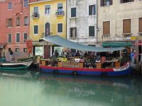 Venedig: Gemüseverkauf vom Boot