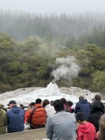 Geysir-Eruption auf Abruf...das kann nur die Lady 