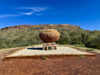 10. Reisetag – Ausflug in die West MacDonnell Ranges – Grab von John Flynn