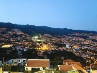 Blick auf die erleuchtete Kirche San Martin