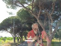 Sizilien. Spiegelung. Vincenzo bei der Arbeit