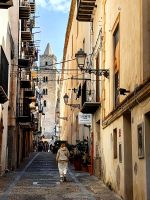 Gasse zur Kathedrale von Cefalu