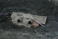 Haus eingelossen von erstarter Lava