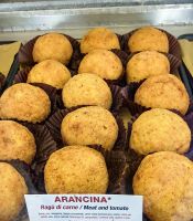 Sizilianische Leckerei mit Reis und verschiedenen Füllungen, perfekt für den kleinen Hunger