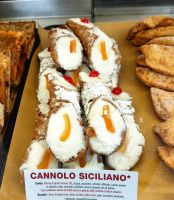 Typisch sizilianische Cannoli, mit Ricotta gefüllte Keksrolle