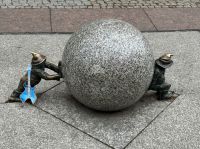 Eppur Si Muove - Und sie bewegt sich doch, Schwerstarbeit für Breslauer Zwerge