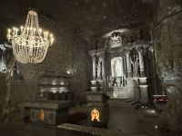 Altar und Kronleuchter aus Salzkristallen in der Kapelle unter Tage