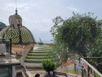 Blick vom ZItronenweg auf die Kuppel der Kirche von Maiori/Amalfiküste/Italien