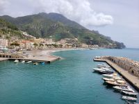 Blick auf Strand und Hafen von Maiori/Amalfiküste/Italien