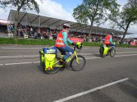 ... Sanitäter begleiten den Korso...