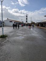 Weg zum Leuchtturm und en Souvenirgeschäften von Chassiron.jpg