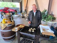 Olivenölmühle Frantoio Mafrica - der Senior-Chef am Grill